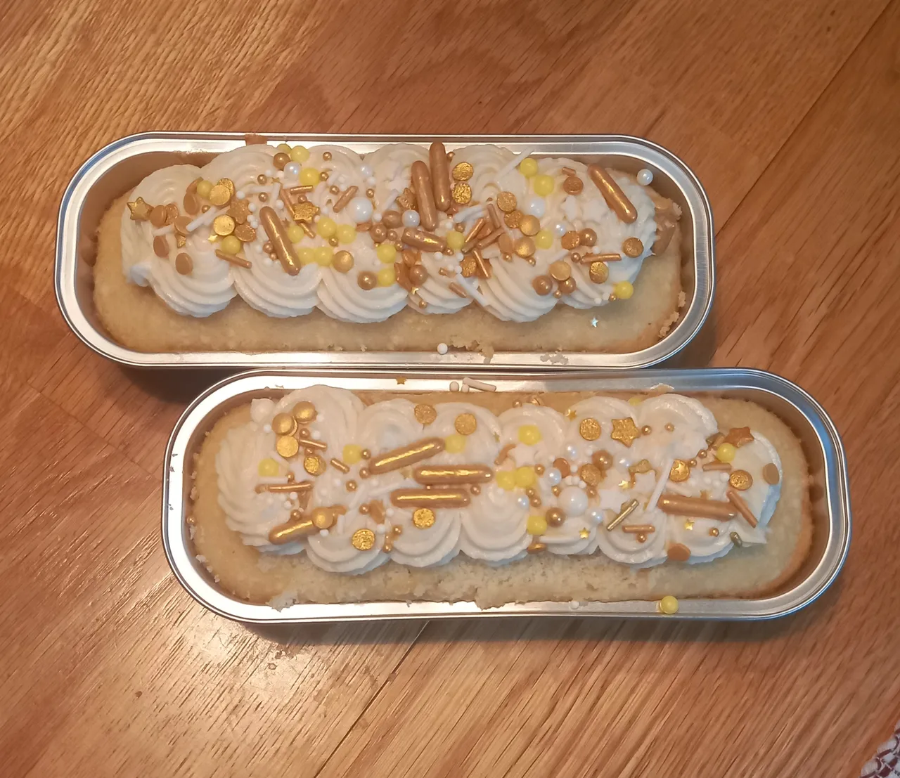 mini-white-cake-loaves-vanilla-buttercream